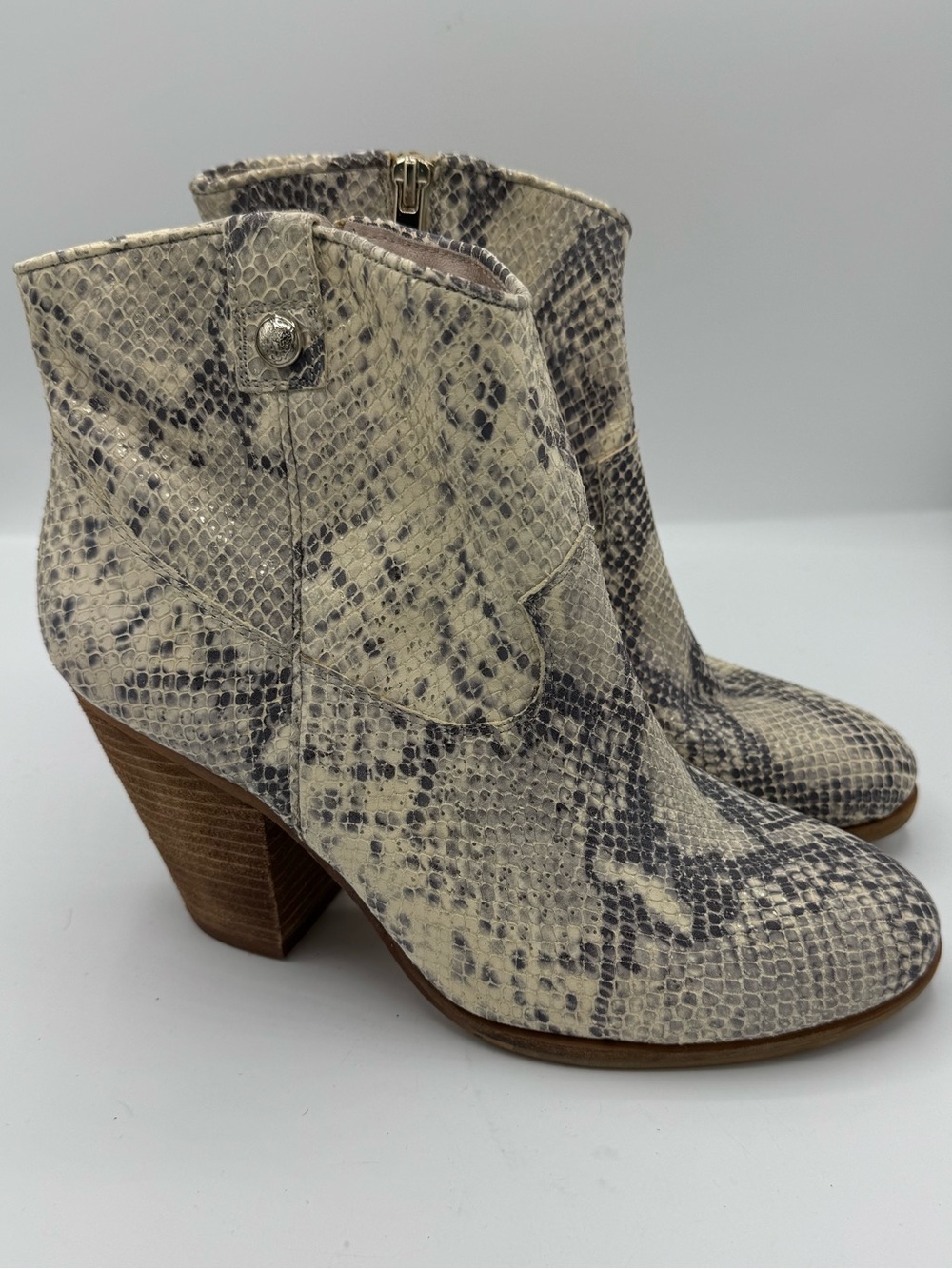 Vince Camuto VC Hammerton Snake Embossed Ankle Boots size 9 NEW fall autumn